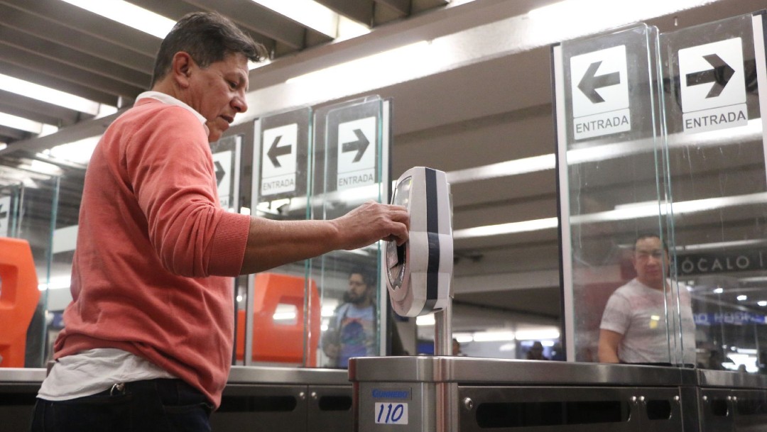 Usuario en los torniquetes de la estación Zócalo del Metro
