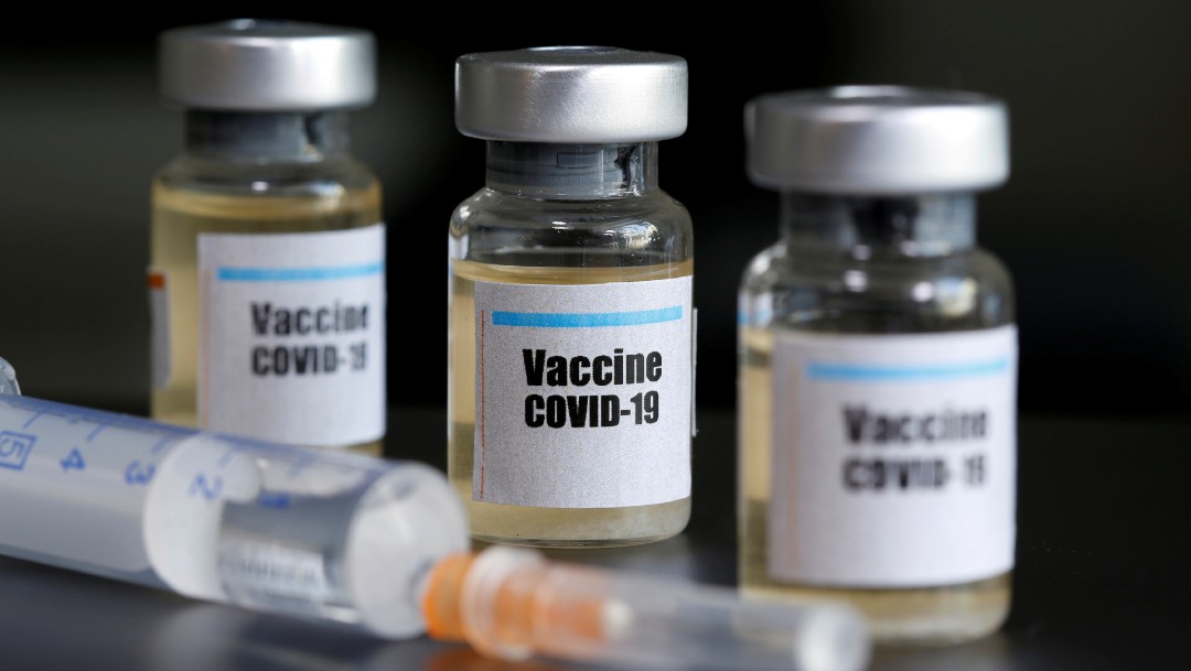 Vacuna contra el COVID con jeringa