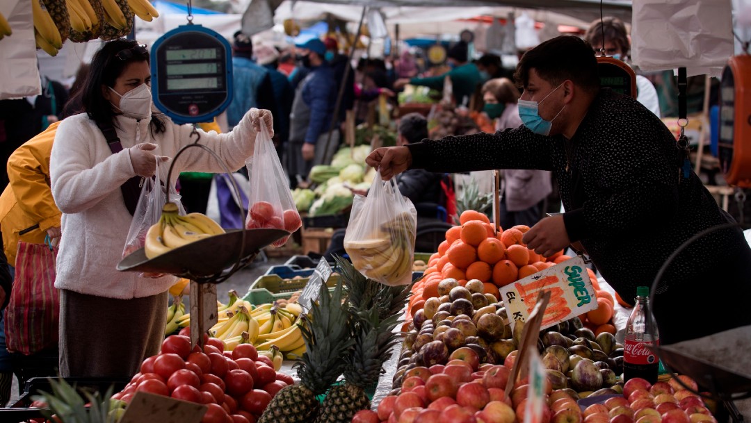 Vendedora y clienta en mercado de Chile