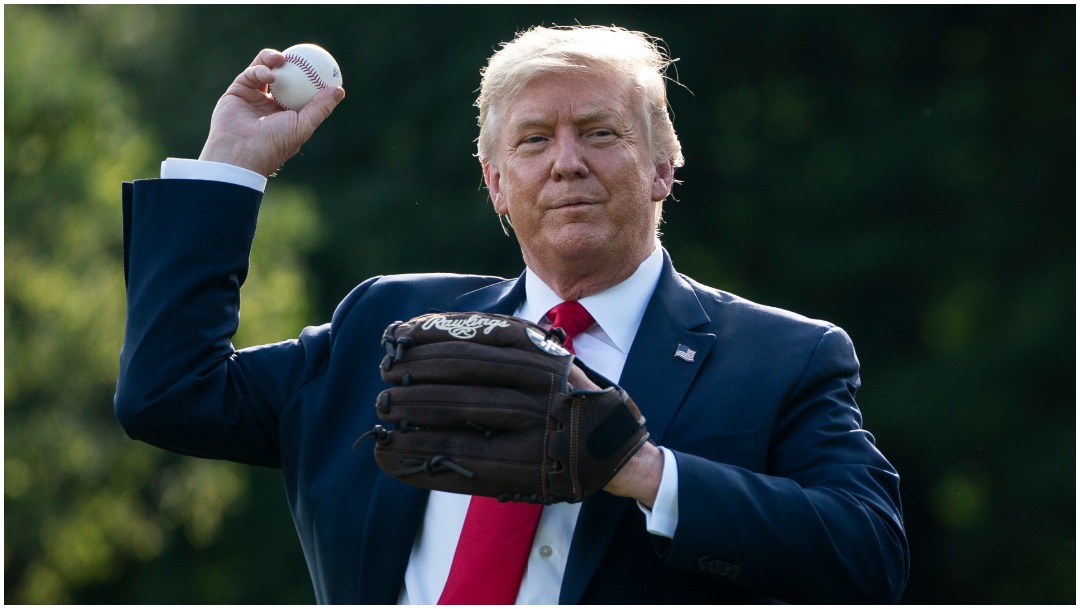 Donald Trump lanzando bola