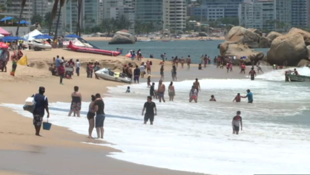 Aun en contingencia, las playas de Acapulco continúan atrayendo al turismo principalmente del centro del país.