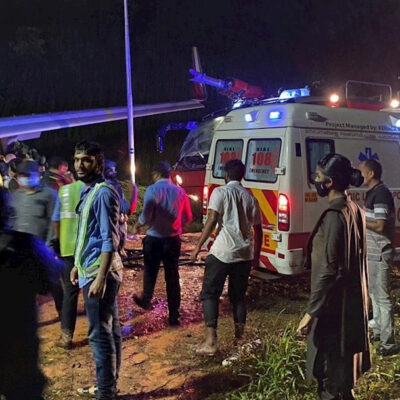 Fuselaje de avión en India se parte en dos durante aterrizaje; suman 10 muertos y 90 heridos