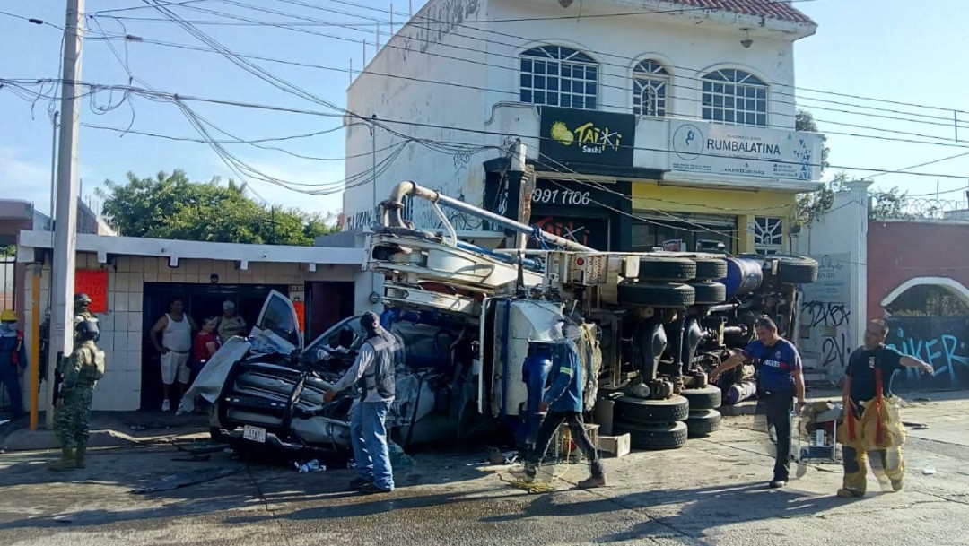 Grúa impacta camioneta de la Marina en Mazatlán; hay un muerto y varios lesionados