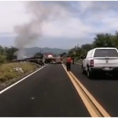 Mueren cinco miembros de familia tras accidente de tráiler y automóvil en carretera de Puebla