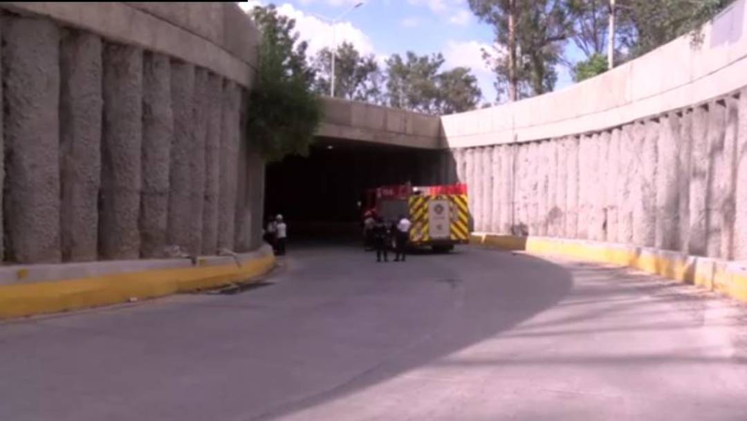 Un choque en el paso a desnivel ubicado entre Periférico y 5 de mayo dejó un saldo de dos personas fallecidas en Zapopan, Jalisco