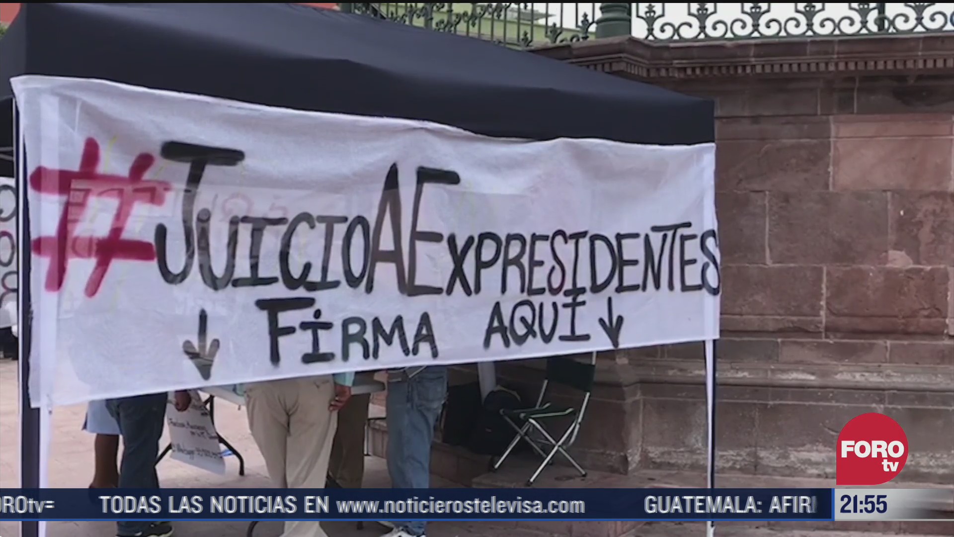 activistas recaban firmas en mexico para consulta contra expresidentes