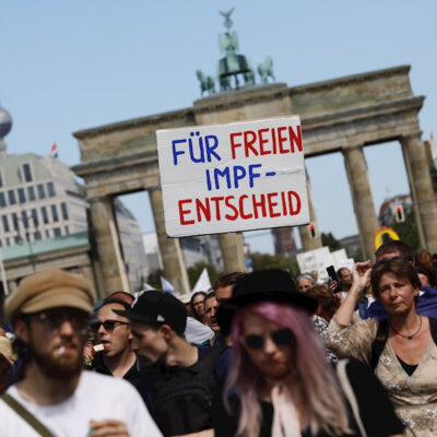 Miles marchan en Berlín para exigir fin de restricciones por COVID-19