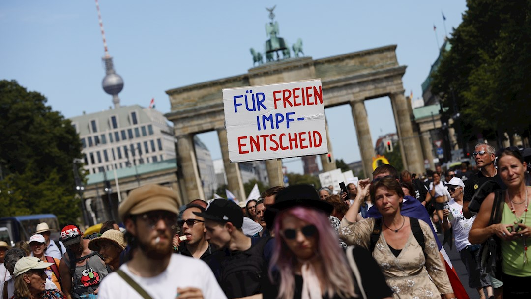 Miles marchan en Berlín para exigir el fin de la pandemia por COVID-19