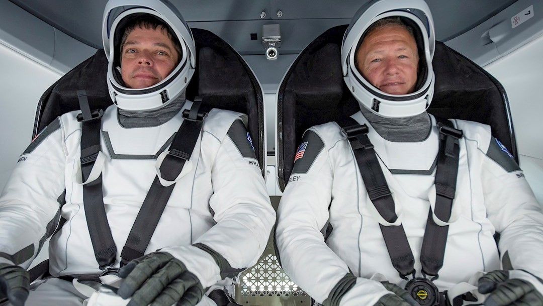 Los astronautas Robert Behnken y Douglas Hurley vienen abordo de la cápsula Dragon Endeavour SpaceX