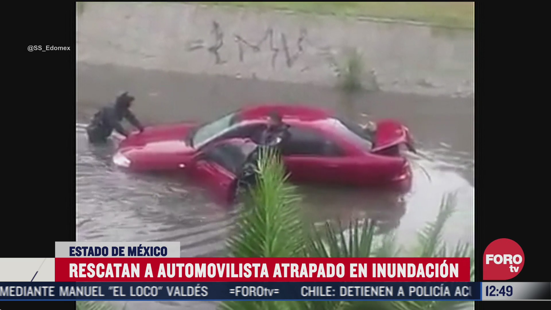 automovilista queda atrapado en medio de una inundacion