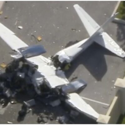 Mueren dos personas tras choque de avioneta contra edificio en Florida