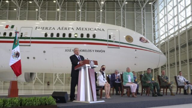 Manuel López Obrador durante su conferencia matutina frente al avión presidencial el pasado 27 de julio de 2020