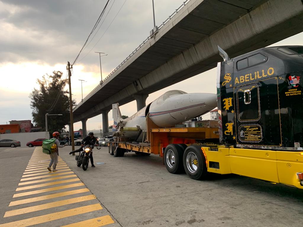 Avión se atora en bajo puente de Viaducto Tlalpan y Periférico, en CDMX