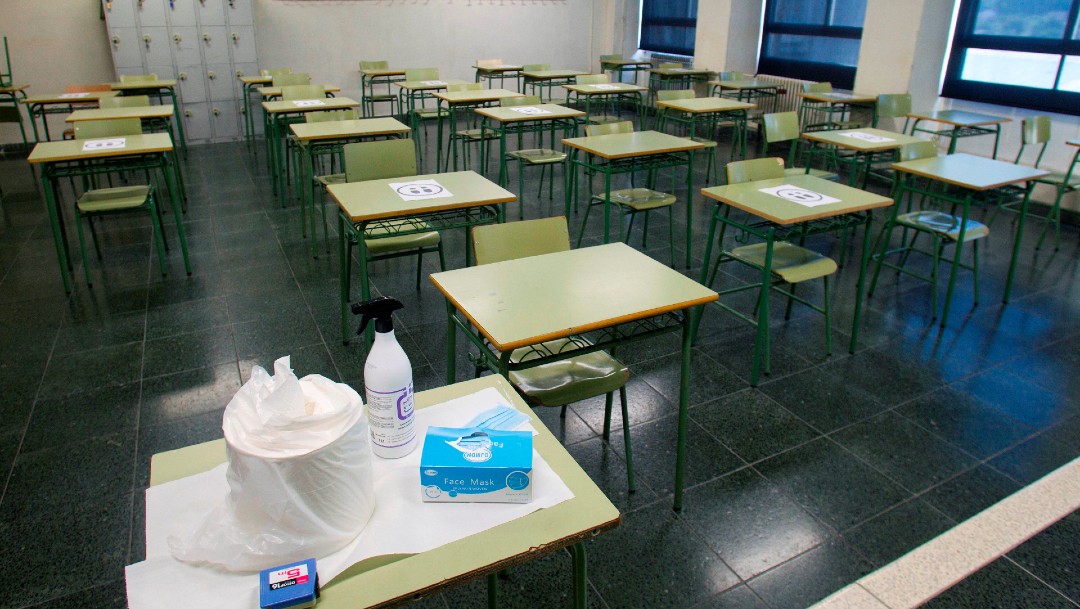 Bancas en salón de clases vacío por COVID-19