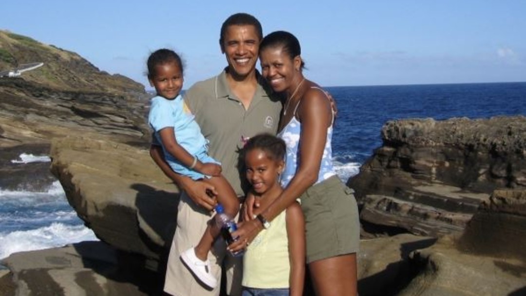 Barack Obama y Michelle con sus hijas pequeñas