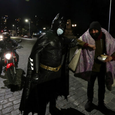 Hombre se disfraza de Batman para ayudar a personas sin hogar durante la pandemia