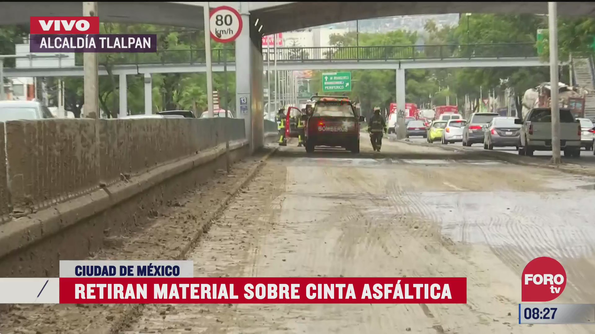 camion de carga tira material de construccion en viaducto tlalpan cdmx
