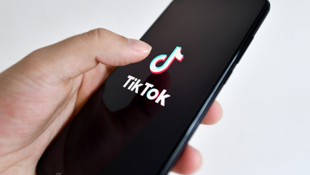 Celular con aplicación TikTok
