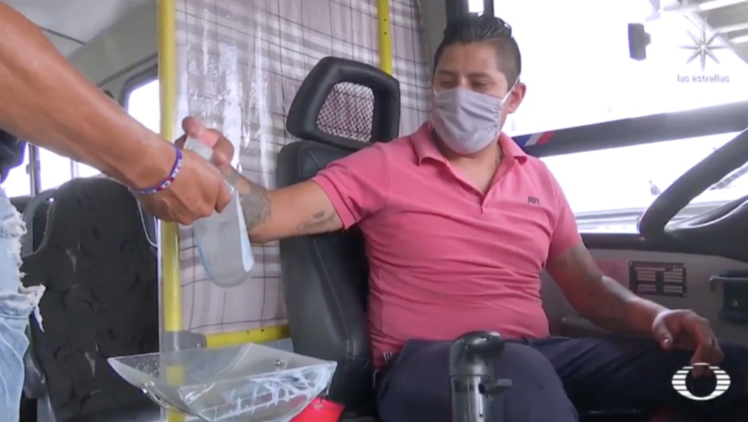 Chofer de la Ruta 30 de CDMX sanitiza a fondo su camión; pasajeros lo agradecen