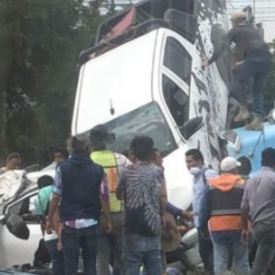 Muere motociclista tras choque de camión de volteo en Guadalajara