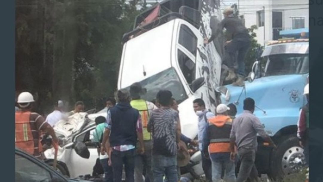 Choque camión de volteo en calle de Guadalajara