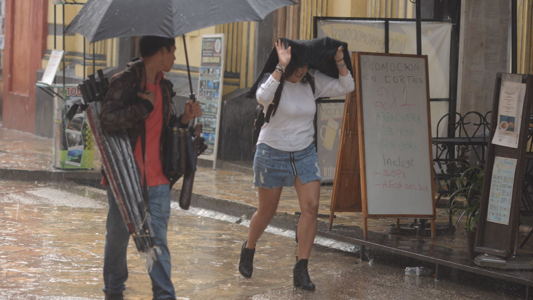 Personas cubriéndose de la lluvia en Chiapas