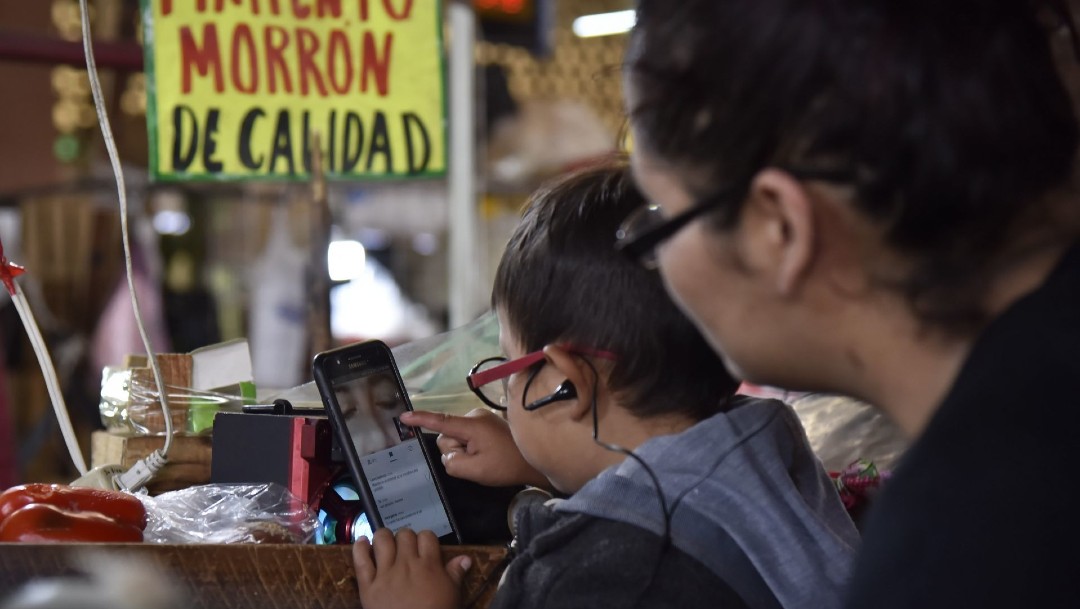 Comerciantes del Mercado Juárez adaptan locales para que sus hijos tomen clases