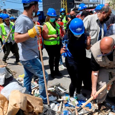 Con sus manos, libaneses reconstruyen las casas destruidas