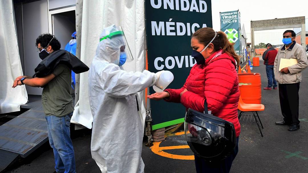 Un grupo de trabajadores de la salud realiza pruebas de COVID-19 en la Central de Abastos de la Ciudad de México