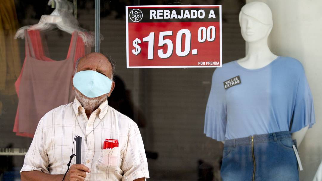 Un adulto mayor descansa afuera de un local comercial en Monterrey, una de las ciudades más golpeadas por la pandemia del coronavirus
