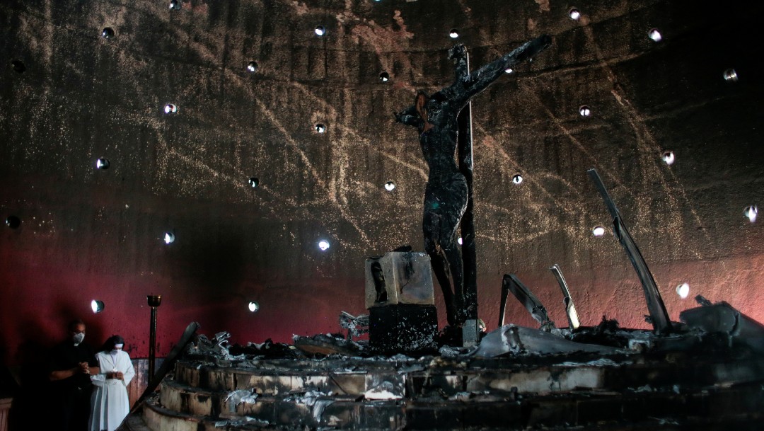 Desconocido arroja bomba y quema imagen que veneró Juan Pablo II en Catedral de Managua