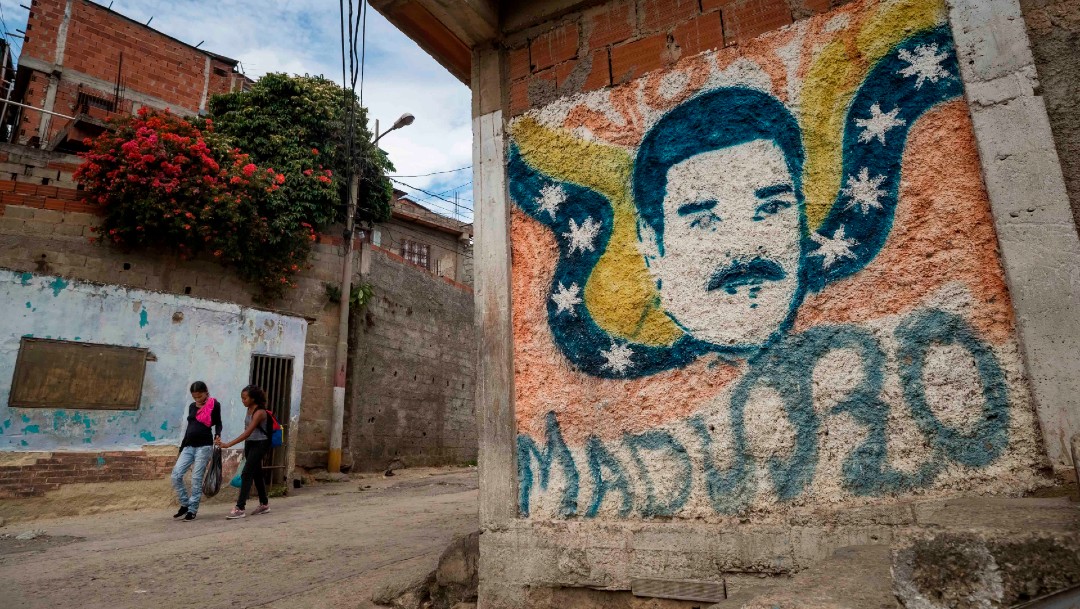 Dibujo de Maduro en pared de barrio popular de Caracas