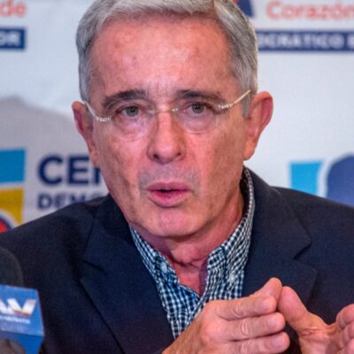 Expresidente Uribe renuncia al Senado de Colombia desde prisión domiciliaria