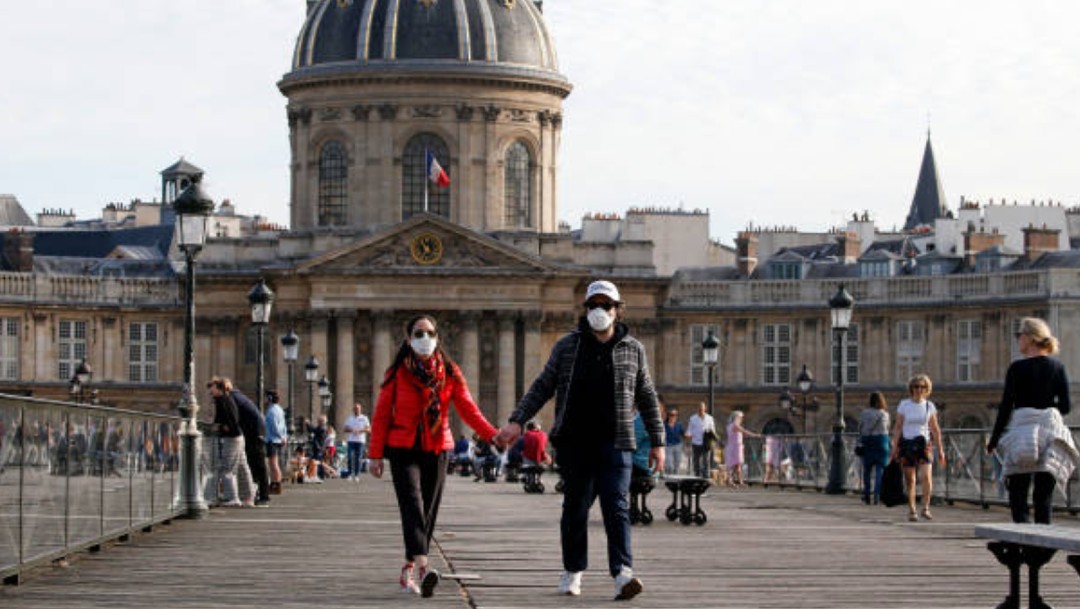 Personas con cubrebocas caminando en calles de Francia