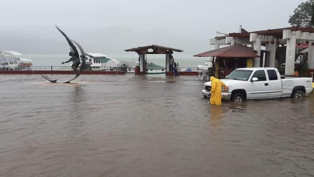 Fuerte lluvia provoca inundaciones en Valle de Brav