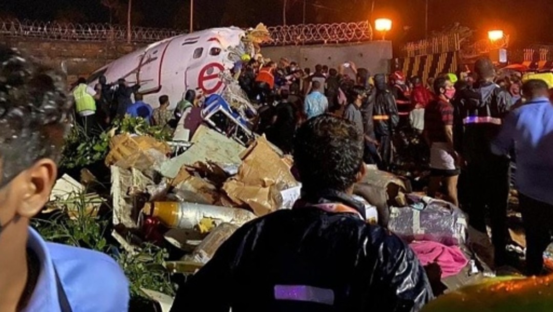 Suman 17 muertos y cientos de heridos por accidente de avión en India