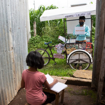 Maestro rural convierte su bici en escuelita móvil para dar clases durante la pandemia
