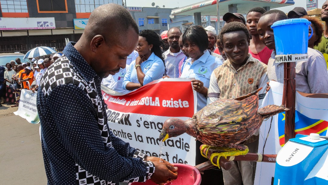 Hombre se lava las manos en el Congo para evitar ébola