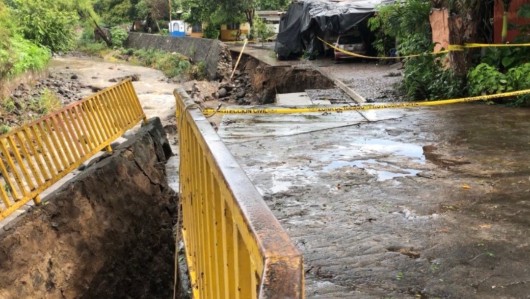 Camino dañado por los efectos de la tormenta Genevieve en Colima