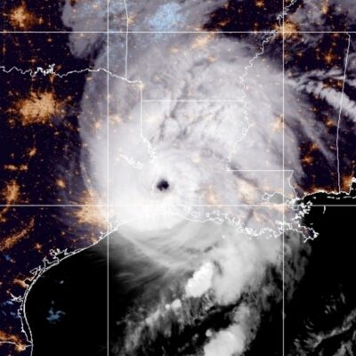 Huracán 'Laura' se debilita a categoría 2 mientras avanza hacia el interior de Louisiana