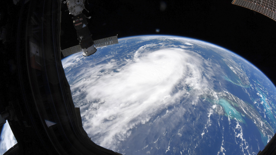 Así se ve el potente huracán Laura desde el espacio y su interior