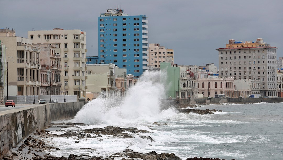 Huracán Laura causa estragos en Cuba antes de entrar al Golfo de México