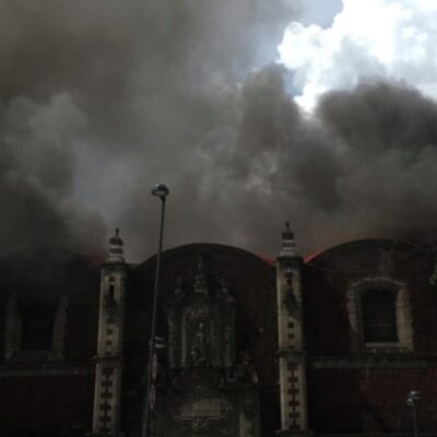 Se aviva incendio en Iglesia de Santa Veracruz en CDMX