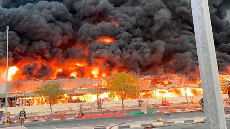 incendio en mercado de emiratos arabes
