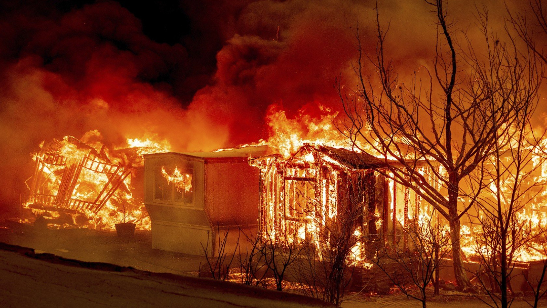 Incendios en California avanzan y obligan a evacuar a miles de personas