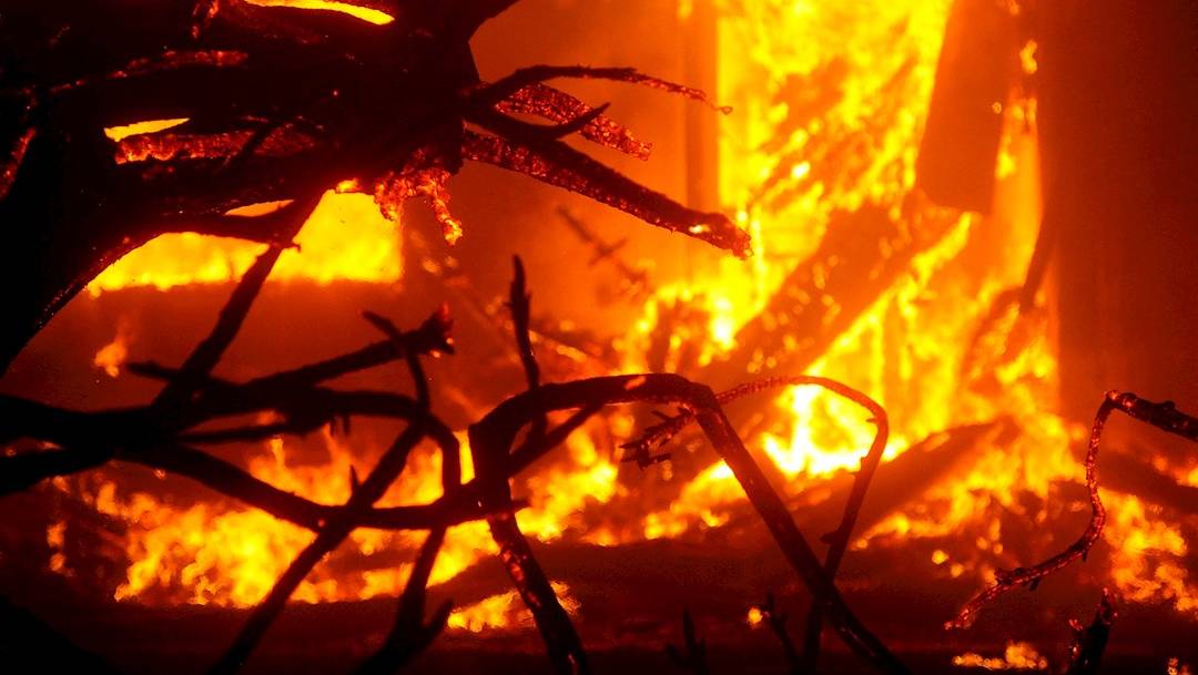 California enfrenta el segundo peor incendio forestal en su historia, luego de que el fuego al norte del estado quemara 400 mil hectáreas