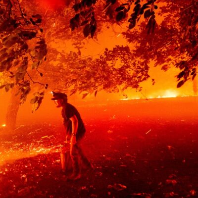 Miles de personas evacuadas por incendios forestales en California