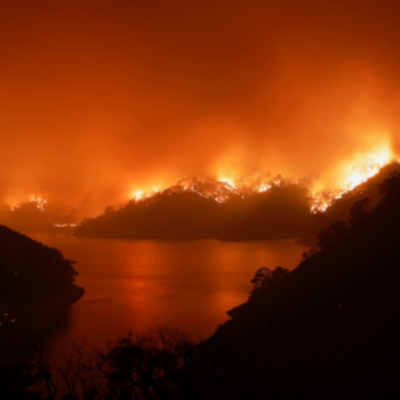 Evacuan a miles por incendios forestales en California