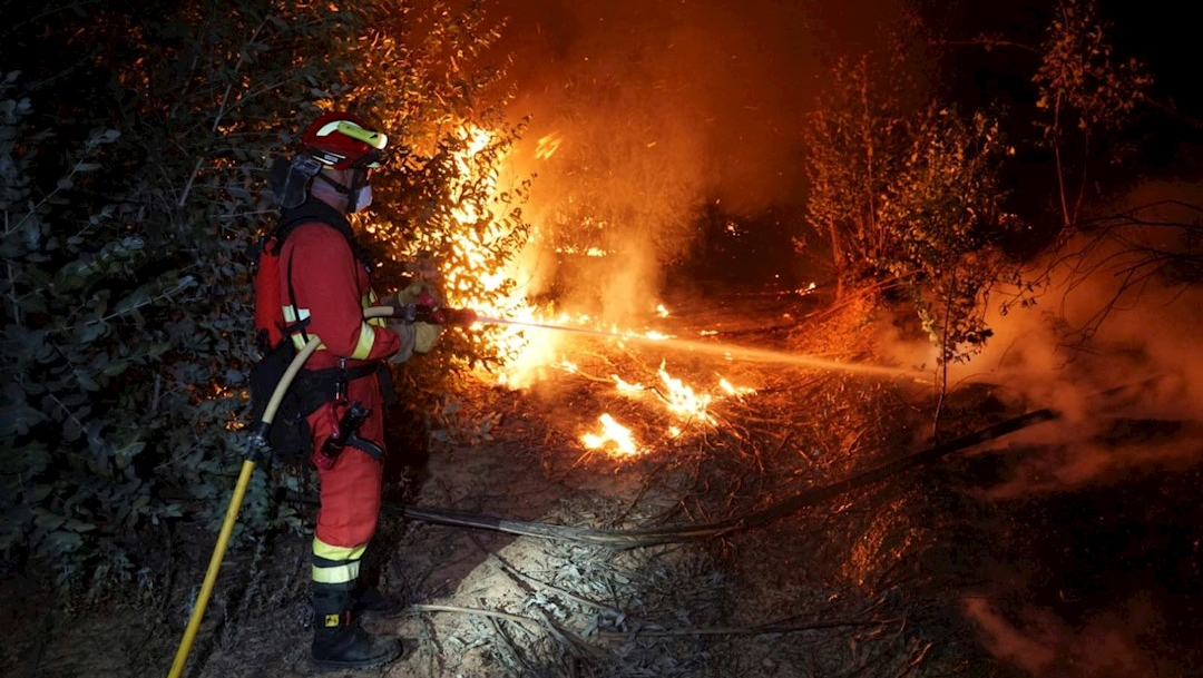Las llamas han obligado a evacuar a 2 mil 400 vecinos