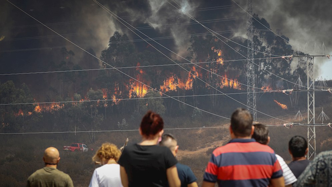 Los incendios forestales en España han obligado a evacuar a más de 3,500 personas de sus casas
